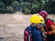 Rescatan a tres personas arrastradas por golpe de agua en Sabana Grande
