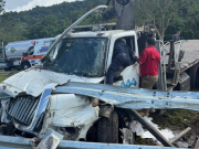 Camión de la AAA chocó con una valla en PR-52