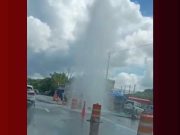 Brigadas de la AAA atienden avería en línea de agua en la PR-1 en Caguas