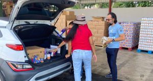 Aumentan los empleados federales que buscan alimentos ante cierre del gobierno