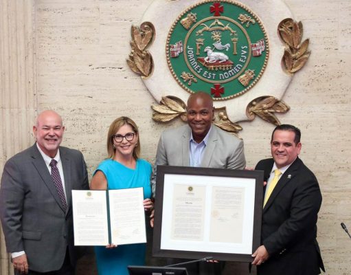Cámara de Representantes rinde homenaje a expelotero Carlos Delgado