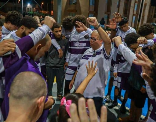 Pastor Héctor Delgado lleva mensaje a residencial en Fajardo