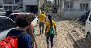 PJ Sin Suela camina Jamaica con ayuda humanitaria