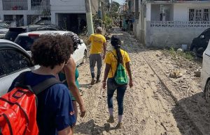 PJ Sin Suela camina Jamaica con ayuda humanitaria