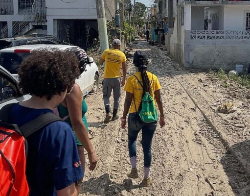PJ Sin Suela camina Jamaica con ayuda humanitaria