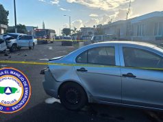 Hombre muere al chocar varios autos estacionados en calle de urbanización