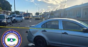 Hombre muere al chocar varios autos estacionados en calle de urbanización