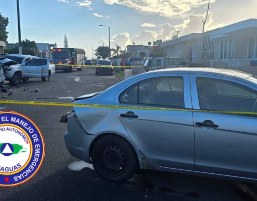 Hombre muere al chocar varios autos estacionados en calle de urbanización