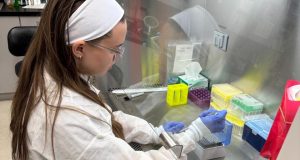 Joven ponceña recibe premio nacional por su investigación sobre el dengue