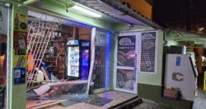 Roban en colmado tras chocar fachada para ganar acceso al interior