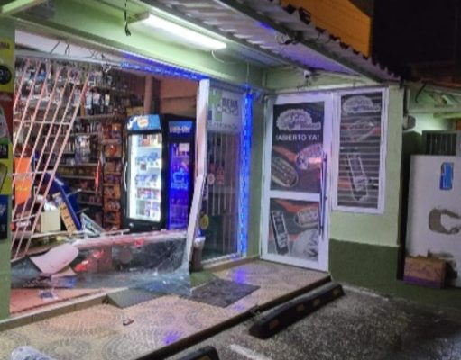 Roban en colmado tras chocar fachada para ganar acceso al interior