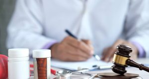 Causa para arrestar hombre que se hizo pasar por médico para recetar medicamentos controlados