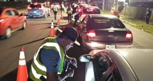 Policía emite 442 boletos y arresta 14 personas durante bloqueos