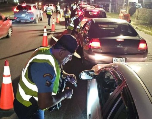 Policía emite 442 boletos y arresta 14 personas durante bloqueos