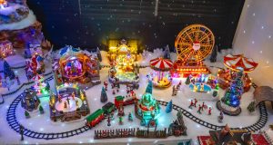 Familia ponceña diseña en su residencia la ‘Villa Mágica de Navidad’