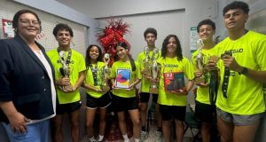 Maestro de escuela pública lanza reto y entrega regalo como premio a dos de sus atletas