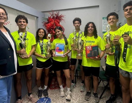 Maestro de escuela pública lanza reto y entrega regalo como premio a dos de sus atletas