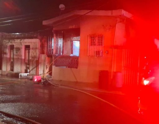 Bomberos logran contener fuego en residencia de Yauco