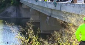 Rescatan e identifican víctima fatal de accidente cuyo auto cayó a río en Naranjito