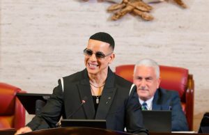 Gobernadora firma ley que designa tramo de la PR-36 en honor a Daddy Yankee