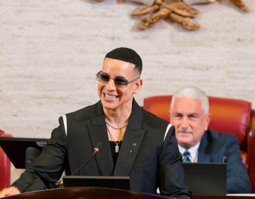 Gobernadora firma ley que designa tramo de la PR-36 en honor a Daddy Yankee