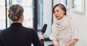 Mujeres son minoría entre los que entrevista la prensa del país