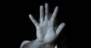 Acusan a familia de maltratar adolescente y tenerla en cautiverio