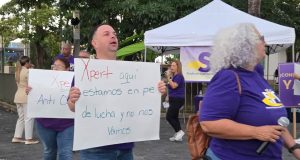 Protestan empleados de compañía que da mantenimiento de las escuelas