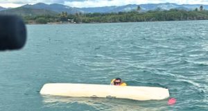 Rescatan hombre al que se el volteó el Kayak en costa de Salinas