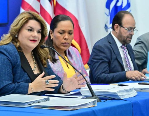 Rechazan presión a la expresidenta de la CEE por otorgar bonos