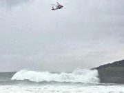 Buscan dos personas arrastradas por una ola en playa de Arecibo