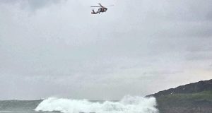 Buscan dos personas arrastradas por una ola en playa de Arecibo