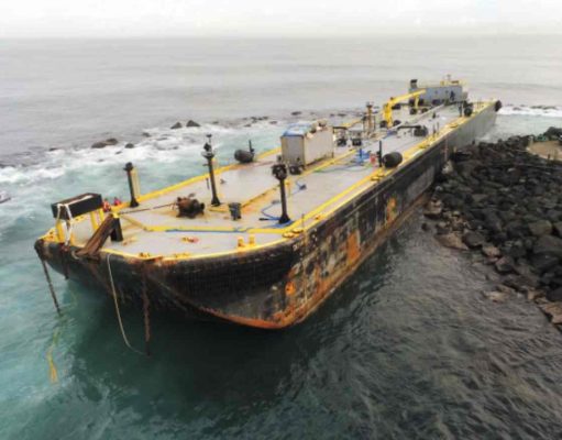 Aprueban plan para retirar barcaza encallada frente a El Morro