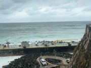 Barcaza encallada frente a El Morro derrama combustible en medio de fuerte oleaje