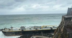 Barcaza encallada frente a El Morro derrama combustible en medio de fuerte oleaje
