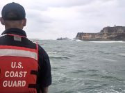 Barcaza encalla frente a El Morro