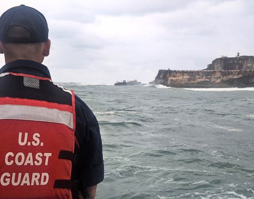 Barcaza encalla frente a El Morro