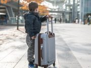 Mujer llega con maleta a un cuartel y abandona dos hijos alegando que ‘no los quería’