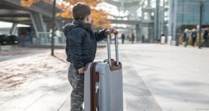 Mujer llega con maleta a un cuartel y abandona dos hijos alegando que ‘no los quería’