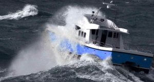 Menos aguaceros pero condiciones marinas se mantienen peligrosas