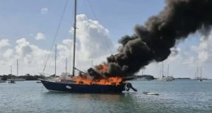 Fémina muere calcinada junto a su mascota a bordo de un velero