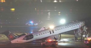 Mueren pilotos tras colisión de avión de Air Canada con vehículo de emergencia en Nueva York