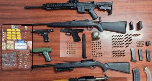 Policía arrestó varios personas, ocuparon 9 rifles y 6 pistolas