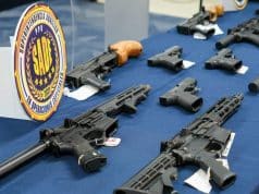 Policía ocupa 26 armas y arresta 11 adultos y un menor