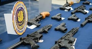 Policía ocupa 26 armas y arresta 11 adultos y un menor