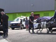 Hombre muere al caer del techo de una cancha