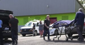 Hombre muere al caer del techo de una cancha