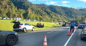 Accidente de auto con camión en autopista Luis A. Ferré