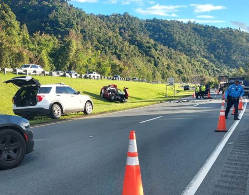 Accidente de auto con camión en autopista Luis A. Ferré