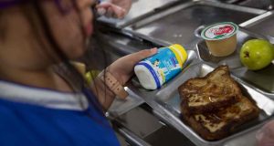 Educación inicia plan piloto con nuevo envase de leche fresca en comedores escolares